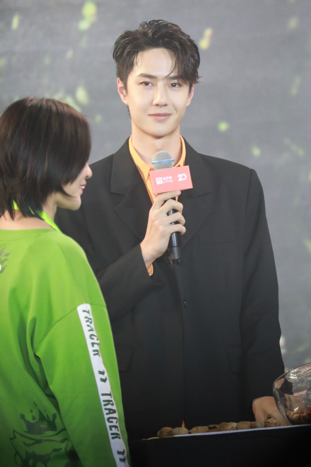 200927 来伊份品牌见面会活动 @UNIQ-王一博 cr:logo