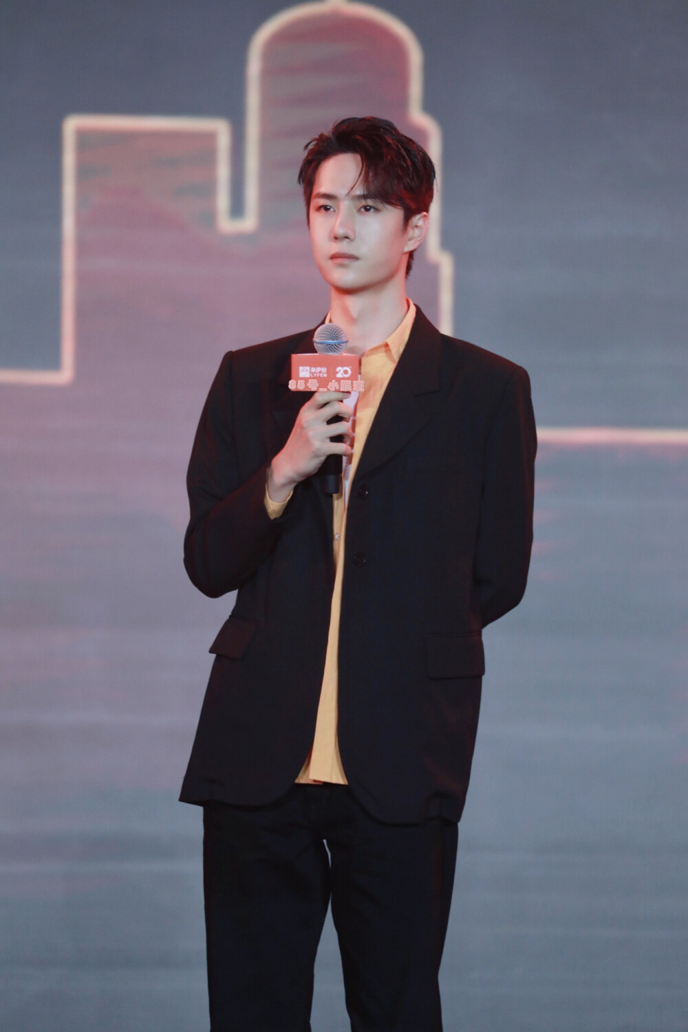 200927来伊份品牌见面会活动uniq王一博生图未修crlogo