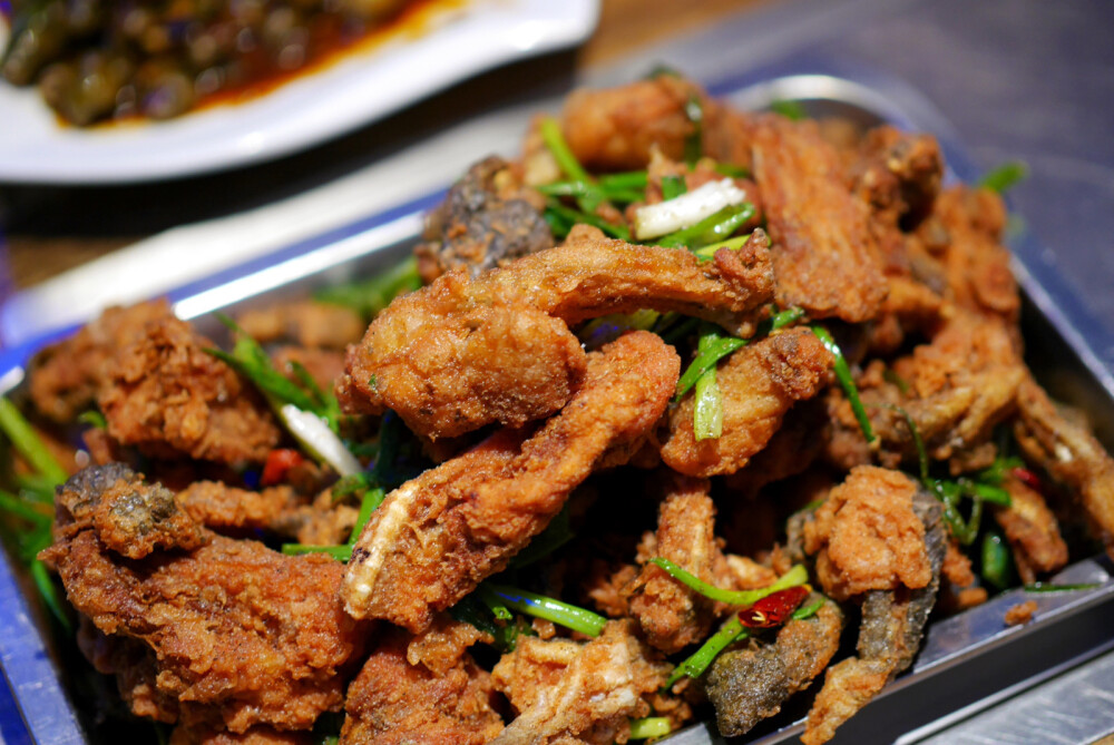 秋季进补餐 椒盐大王蛇
香酥羊羔排 椒盐大石蛙
咀嚼动作重复了一万下 腮帮子已过劳废