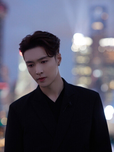 LAY ZHANG张艺兴
LAY