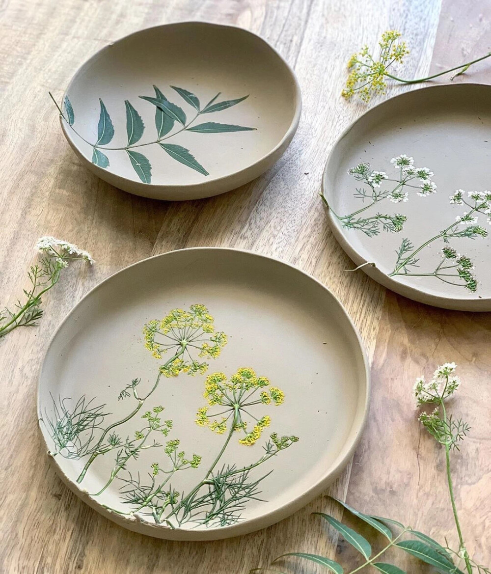 Hessa是来自阿联酋的视觉艺术家和陶艺家，创立了Clay Corner Studio。是一家为艺术家或是初学者提供创意空间和专业艺术设备的工作室，也是阿治曼地区的首家此类工作室。
