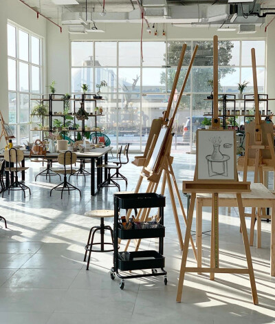 Hessa是来自阿联酋的视觉艺术家和陶艺家，创立了Clay Corner Studio。是一家为艺术家或是初学者提供创意空间和专业艺术设备的工作室，也是阿治曼地区的首家此类工作室。
