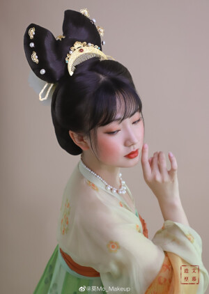 艾慕造型
妆造：@莫Mo_Makeup 