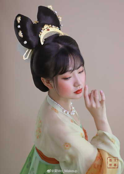 艾慕造型
妆造：@莫Mo_Makeup 