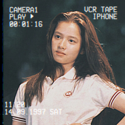 她穿着校服，将马尾散开，在我面前做作地摆着杂志女郎的姿势，骄傲满满，青涩又天真烂漫
我木木地站在楼梯下，完全被这个女孩给迷住了
—《风犬少年的天空》