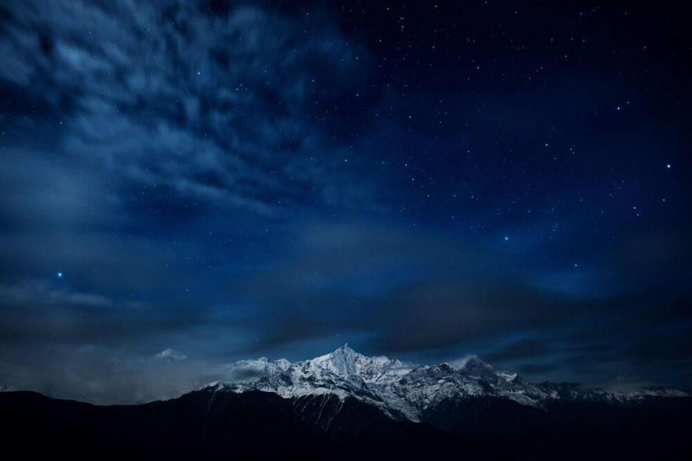 香格里拉之夜
午夜的山峰与星空，摄于中国云南省迪庆藏族自治州的香格里拉市。 Photograph by StevenChou ZhouZheng