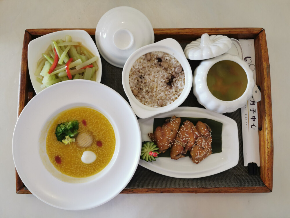 月子餐：小米鮑魚鵪飩蛋粥，絲瓜湯