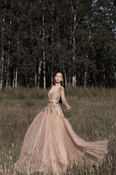 angelababy 《“中国梦·祖国颂” ——2020 国庆特别节目》
化妆：@春楠
发型：@刘雪亮MQstudio
造型：@StationX_Official
摄影：@Chris崔峻超