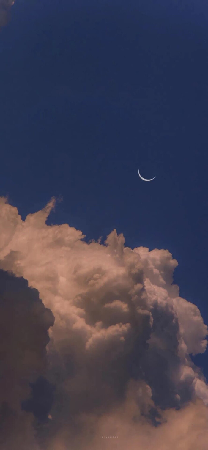 星空迷上了山野，有雾有灯也有归人。