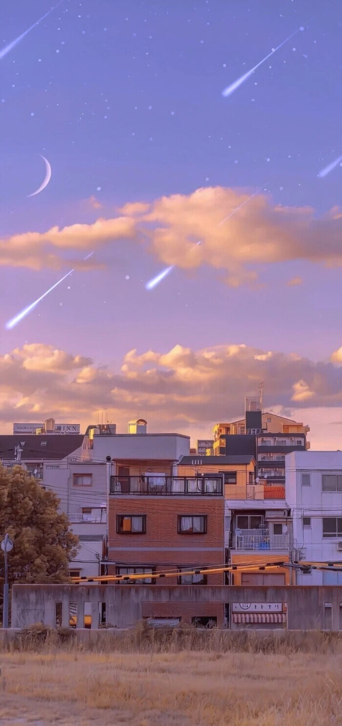 星空迷上了山野，有雾有灯也有归人。