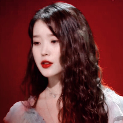 IU 李知恩
我很伤心
沈依奈