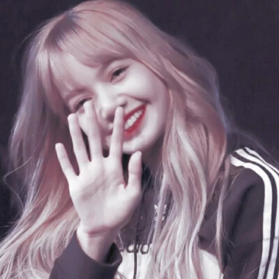 ‘有些人表明可爱 背地里更可爱’
Lisa/小五/Lalisa manoban