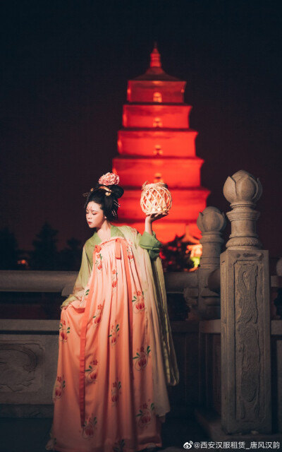 云想衣裳花想容， 春风拂槛露华浓。
摄影后期：@素衣哦
妆造：唐风汉韵赏
衣服：@沉香画舫传统服饰 ​​​