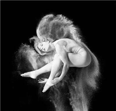 著名的美国女摄影师
Lois Greenfield
路易斯·格林菲尔德
出生于1949 年，大学时修读人类学，
本希望成为此题材的制片人，
但是毕业后就成为摄影记者，
而到了 1970 年代，
则转变成为一名舞蹈摄影师。
