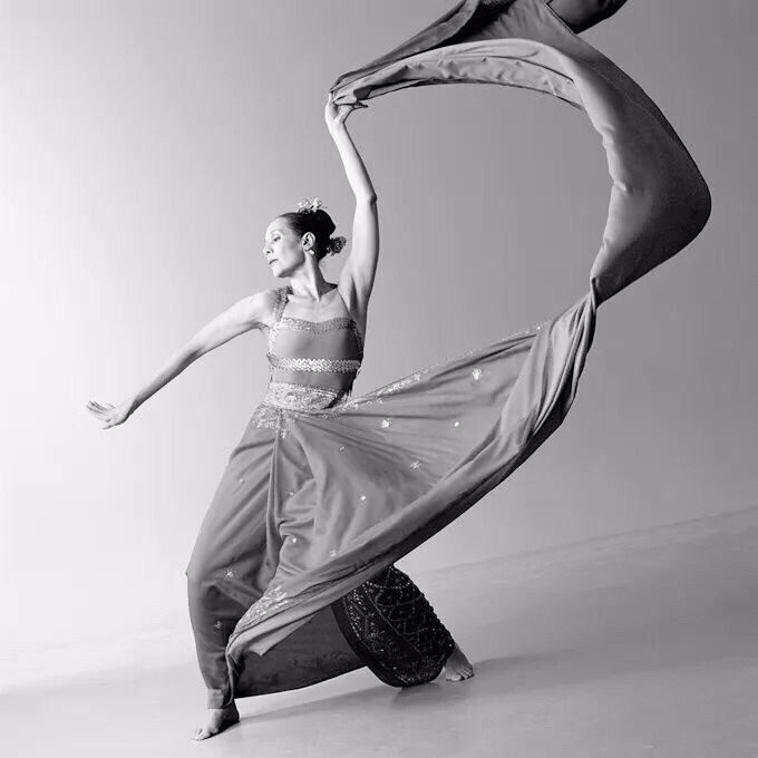 著名的美国女摄影师
Lois Greenfield
路易斯·格林菲尔德
出生于1949 年，大学时修读人类学，
本希望成为此题材的制片人，
但是毕业后就成为摄影记者，
而到了 1970 年代，
则转变成为一名舞蹈摄影师。
