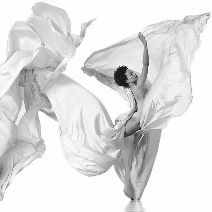 著名的美国女摄影师
Lois Greenfield
路易斯·格林菲尔德
出生于1949 年，大学时修读人类学，
本希望成为此题材的制片人，
但是毕业后就成为摄影记者，
而到了 1970 年代，
则转变成为一名舞蹈摄影师。
