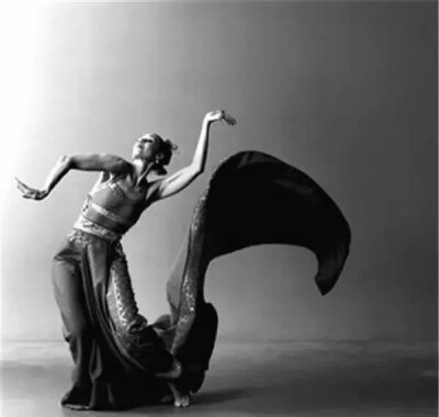 著名的美国女摄影师
Lois Greenfield
路易斯·格林菲尔德
出生于1949 年，大学时修读人类学，
本希望成为此题材的制片人，
但是毕业后就成为摄影记者，
而到了 1970 年代，
则转变成为一名舞蹈摄影师。
