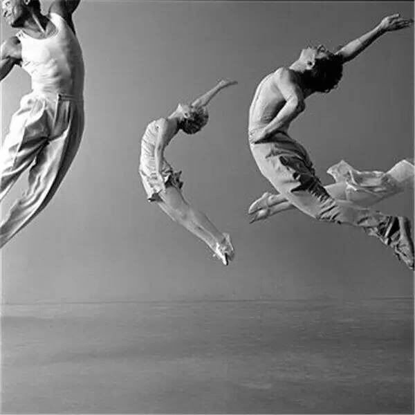 著名的美国女摄影师
Lois Greenfield
路易斯·格林菲尔德
出生于1949 年，大学时修读人类学，
本希望成为此题材的制片人，
但是毕业后就成为摄影记者，
而到了 1970 年代，
则转变成为一名舞蹈摄影师。
