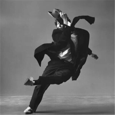 著名的美国女摄影师
Lois Greenfield
路易斯·格林菲尔德
出生于1949 年，大学时修读人类学，
本希望成为此题材的制片人，
但是毕业后就成为摄影记者，
而到了 1970 年代，
则转变成为一名舞蹈摄影师。
