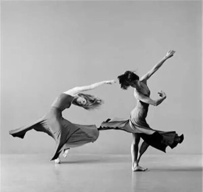 著名的美国女摄影师
Lois Greenfield
路易斯·格林菲尔德
出生于1949 年，大学时修读人类学，
本希望成为此题材的制片人，
但是毕业后就成为摄影记者，
而到了 1970 年代，
则转变成为一名舞蹈摄影师。
