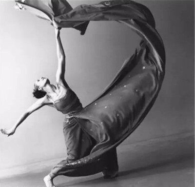 著名的美国女摄影师
Lois Greenfield
路易斯·格林菲尔德
出生于1949 年，大学时修读人类学，
本希望成为此题材的制片人，
但是毕业后就成为摄影记者，
而到了 1970 年代，
则转变成为一名舞蹈摄影师。
