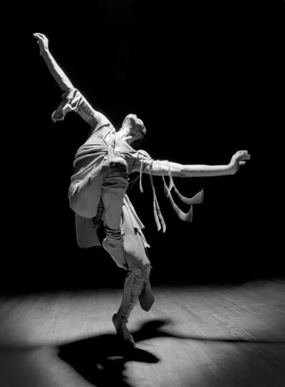 著名的美国女摄影师
Lois Greenfield
路易斯·格林菲尔德
出生于1949 年，大学时修读人类学，
本希望成为此题材的制片人，
但是毕业后就成为摄影记者，
而到了 1970 年代，
则转变成为一名舞蹈摄影师。
