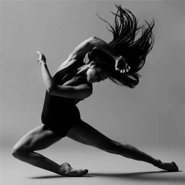 著名的美国女摄影师
Lois Greenfield
路易斯·格林菲尔德
出生于1949 年，大学时修读人类学，
本希望成为此题材的制片人，
但是毕业后就成为摄影记者，
而到了 1970 年代，
则转变成为一名舞蹈摄影师。
