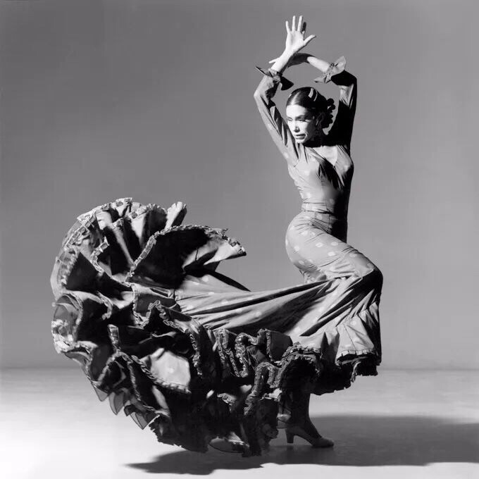 著名的美国女摄影师
Lois Greenfield
路易斯·格林菲尔德
出生于1949 年，大学时修读人类学，
本希望成为此题材的制片人，
但是毕业后就成为摄影记者，
而到了 1970 年代，
则转变成为一名舞蹈摄影师。
