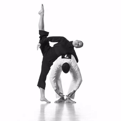 著名的美国女摄影师
Lois Greenfield
路易斯·格林菲尔德
出生于1949 年，大学时修读人类学，
本希望成为此题材的制片人，
但是毕业后就成为摄影记者，
而到了 1970 年代，
则转变成为一名舞蹈摄影师。
