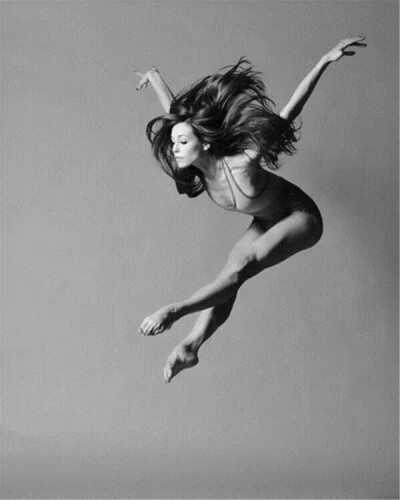 著名的美国女摄影师
Lois Greenfield
路易斯·格林菲尔德
出生于1949 年，大学时修读人类学，
本希望成为此题材的制片人，
但是毕业后就成为摄影记者，
而到了 1970 年代，
则转变成为一名舞蹈摄影师。
