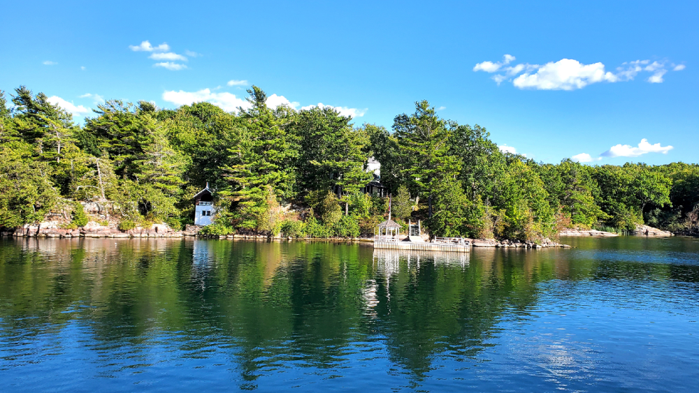 加拿大的千岛湖，位于渥太华西南200多公里的金斯顿附近，分佈着1800多亇大小不等的岛屿，它像繁星一般奌缀在圣劳伦斯河当中。