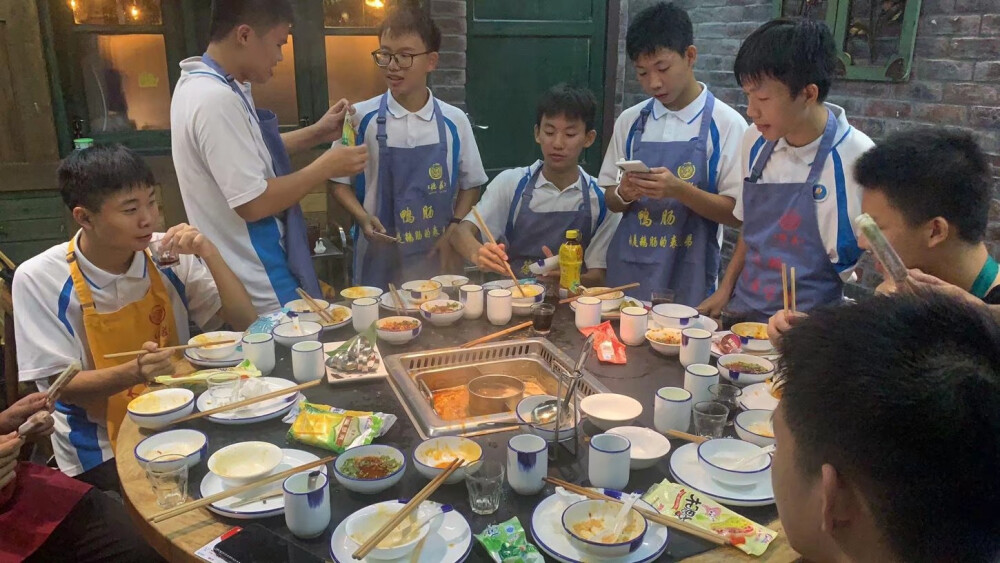 2020.09.30
今天放假，和十班同学一起回母校看老师，三分之二的人都去了，十班真的让人怀念啊，时间慢点走，可好？