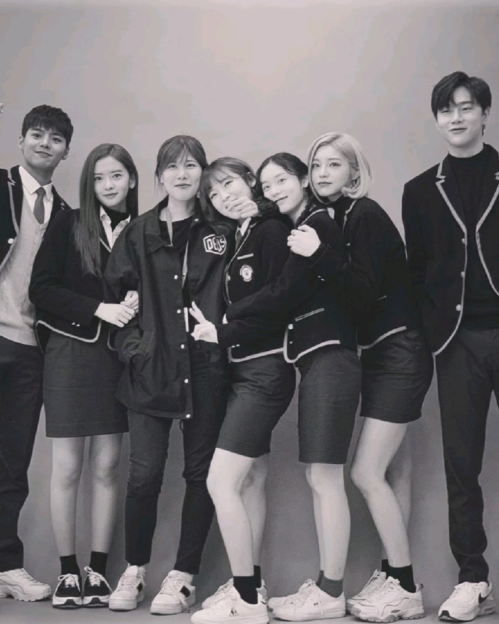 这是一部韩国青春网剧，四个女主，每一集都有一个故事，主演颜值都很高很养眼。可以试试！！！