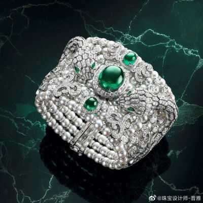 Bvlgari 宝格丽 Serpenti Misteriosi Baroque Pearls 高级珠宝隐秘腕表，这枚腕表的最大亮点是融合 Serpenti 灵蛇图腾与巴洛克风格的漩涡纹饰，展现华贵而神秘的气息——两条灵蛇盘踞于一颗12.15ct弧面祖母绿两侧，…