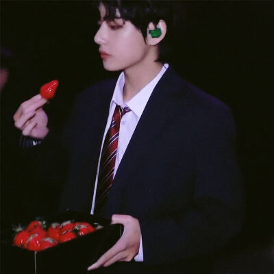 吃草莓吗？☾
©花与隐匿鸟