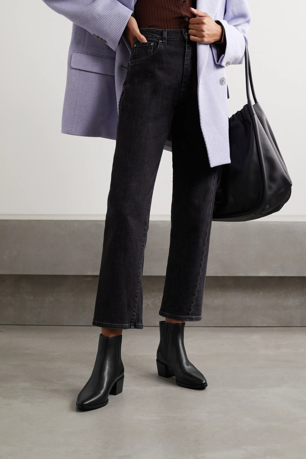 rag & bone 这款极简风 "rover" 切尔西靴经典百搭,与迷你连衣裙