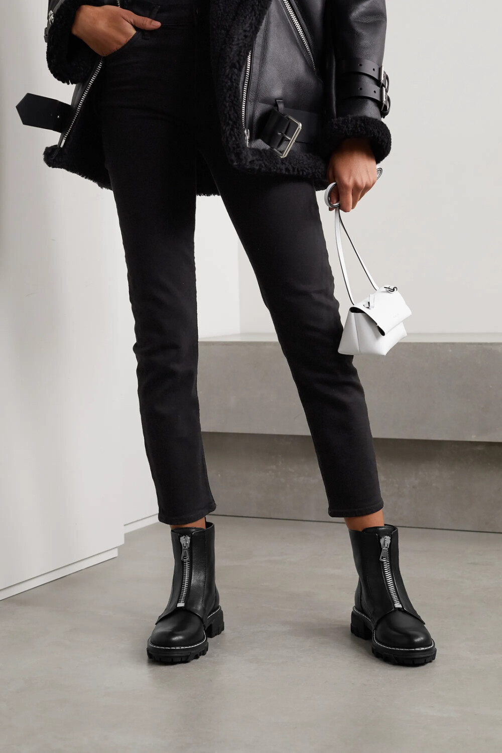 rag & bone 这款 "shiloh" 靴子以柔滑的黑色皮革制成,正面银色