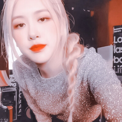 “保持公开 低调恋爱”
朴彩英
原.小然睡了