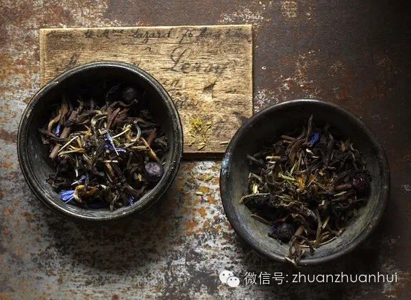 贝洛可（Bellocq）茶叶的成功，在于把历史悠远的茶文化，透过视觉传达，表达年轻人所崇尚的自由、悠闲、异国情调的生活方式。
除此之外，他们锲而不舍的在日本、中国、台湾以及印度，寻找最优质、手工揉制的茶叶作坊，也是他们能脱颖而出的重点。
透过对茶叶生产特色的深入了解，他们重新混合茶叶品种，创新各种口味，并给予非常特殊的茶叶名称。从No. 22 Noble Savage到No. 39 Hindu Holiday茶叶，贝洛可（Bellocq）的茶叶名都很特别。
