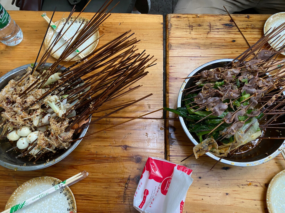 嘉州叶婆婆钵钵鸡
✔钵钵鸡
✔鸡汤饭
# 成都
太好恰了！浙江人表示辣度完全可以接受，很入味，也很清爽，完全不腻。个人觉得大头菜最好吃。
鸡汤饭真的能吃出幸福感~鲜味很自然柔和