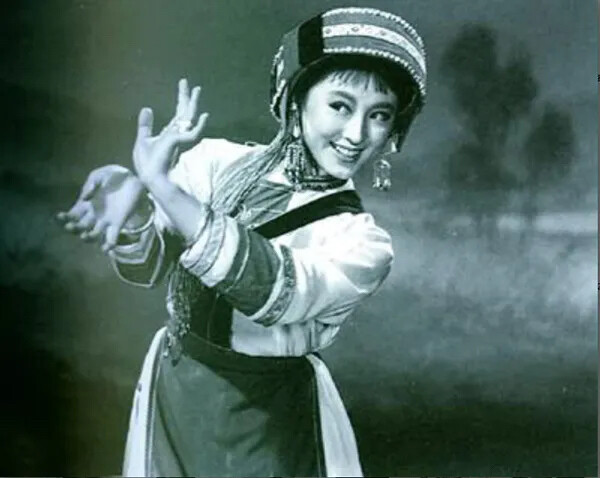 杨丽坤（1942年4月27日—2000年7月21日），云南省宁洱县磨黑镇人，彝族，中国著名舞蹈演员、电影演员；1954年，杨丽坤进入省歌舞团当学员，1955年正式开始演出。代表作有1959年国庆献礼彩色故事片《五朵金花》和1964年彩色音乐舞蹈片《阿诗玛》两部电影。1982年，《五朵金花》在“西班牙第三届桑坦德尔音乐舞蹈电影周”获得了“最佳（舞蹈）金片奖”。埃及电影节最佳女演员银鹰奖，同年，杨丽坤被评为“全国十大最佳演员”之一。