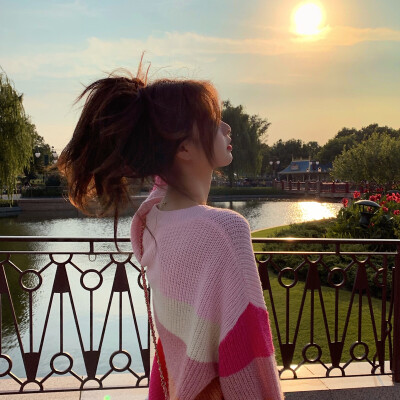 女头像 by：朵莉