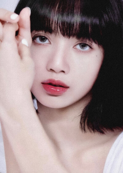 Lisa | 清纯与性感的碰撞
cr：personablink‬