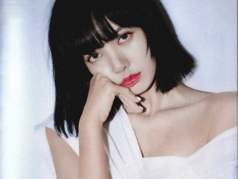 Lisa | 清纯与性感的碰撞
cr：personablink‬