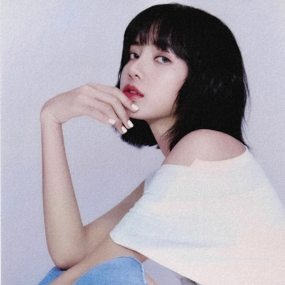 Lisa | 清纯与性感的碰撞
cr：personablink‬