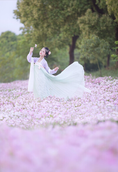 人面桃花长相思.莫叹明月笑多情.等待繁花满天际.回首笑对万千景。