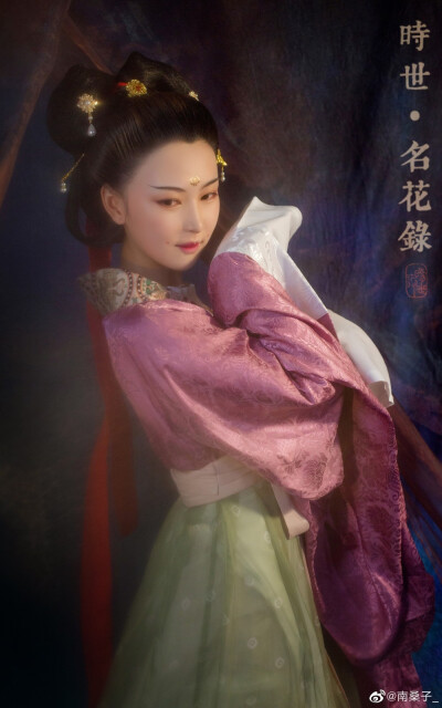 「如斯」
远而望之，皎若太阳升朝霞；
迫而察之，灼若芙蕖出渌波。
出品学员\蘑菇
出镜仙女\Kitty
指导老师\南桑子_
--时世记古典美学--
2019夏季妆造班
学员作品赏析 ​​​ ​​​