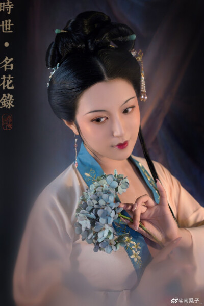 「杜秋娘」
劝君莫惜金缕衣，
劝君惜取少年时。
花开堪折直须折，
莫待无花空折枝。
出品学员\嘟儿
出镜仙女@莲漪lenne
指导老师@南桑子_
--时世记古典美学-