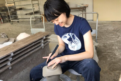 堀田冉是一个崭露头角的日本青年陶艺家，她有着超越年龄的陶艺智慧和天赋。堀田冉出生在金泽，从小生长在周围环绕着丰富陶瓷文化中的她，开始的陶艺历程也要比她同时代的大多数人要早。她开始学习陶艺可以追溯到高中…