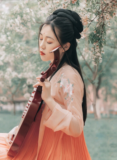 晓看天色暮看云.行也思君.坐也思君.春赏百合冬观雪.醒亦念卿.梦亦念卿。